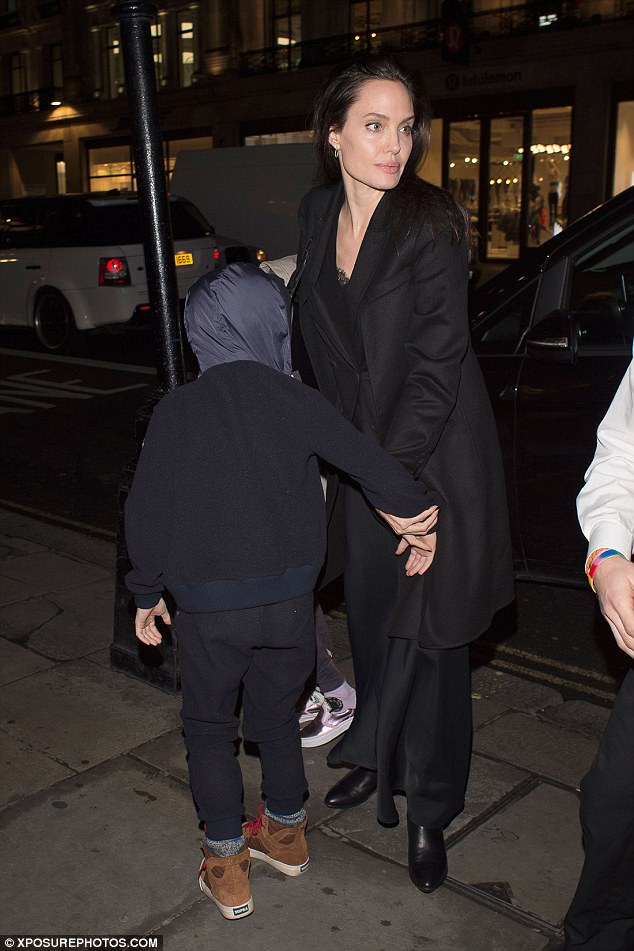 Đẳng cấp nhan sắc của Angelina Jolie: Chỉ trang điểm nhẹ nh&agrave;ng l&agrave; đ&atilde; đẹp rạng ngời - Ảnh 4.