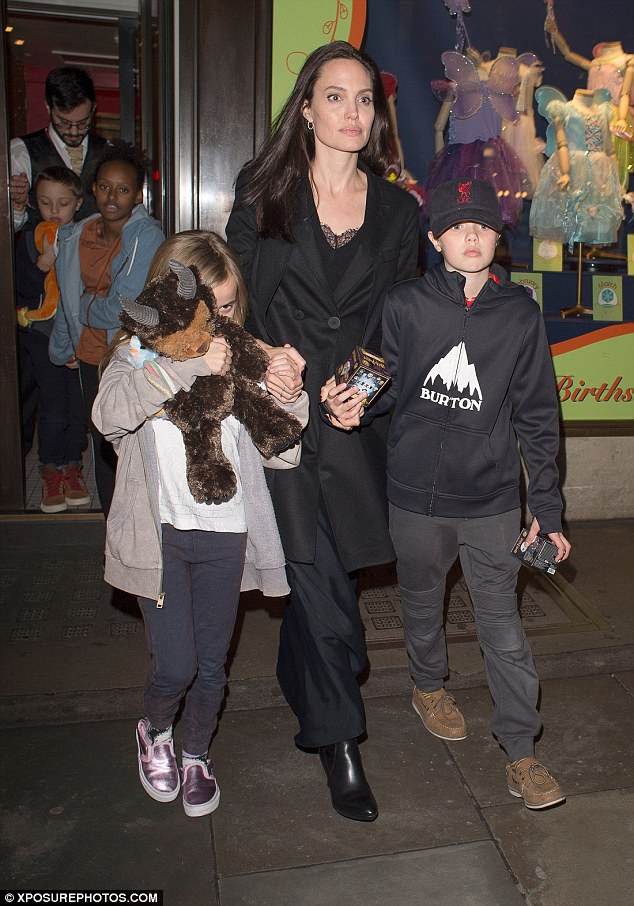 Đẳng cấp nhan sắc của Angelina Jolie: Chỉ trang điểm nhẹ nh&agrave;ng l&agrave; đ&atilde; đẹp rạng ngời - Ảnh 3.