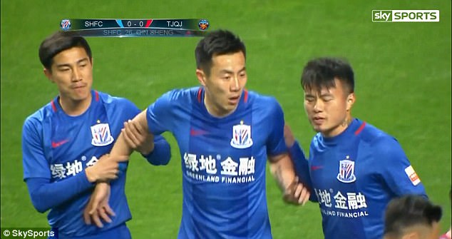 Đạp chân sao tuyển Bỉ, cầu thủ Trung Quốc bị phạt nặng - Ảnh 2.