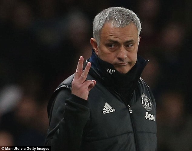 Tại sao Mourinho giơ 3 ngón tay về phía CĐV Chelsea? - Ảnh 2.