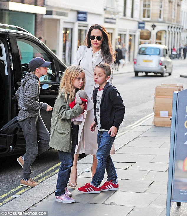 Đẳng cấp nhan sắc của Angelina Jolie: Chỉ trang điểm nhẹ nh&agrave;ng l&agrave; đ&atilde; đẹp rạng ngời - Ảnh 7.