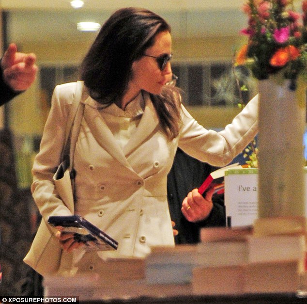 Angelina Jolie xuất hiện xinh đẹp, cùng các con dạo chơi ở London - Ảnh 4.