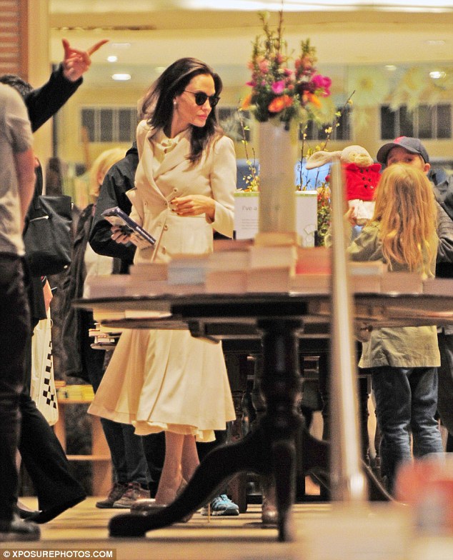 Angelina Jolie xuất hiện xinh đẹp, cùng các con dạo chơi ở London - Ảnh 6.
