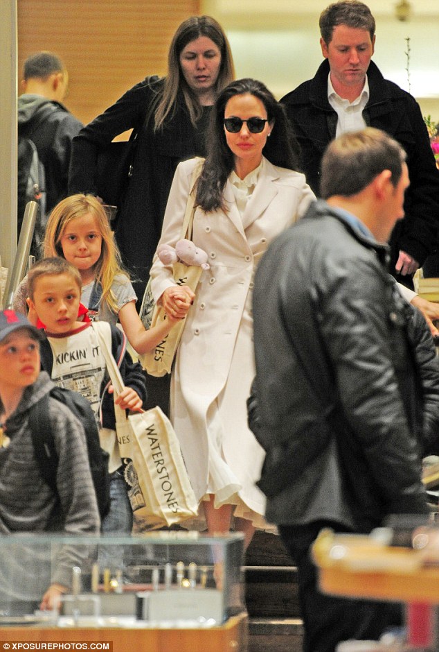 Angelina Jolie xuất hiện xinh đẹp, cùng các con dạo chơi ở London - Ảnh 5.
