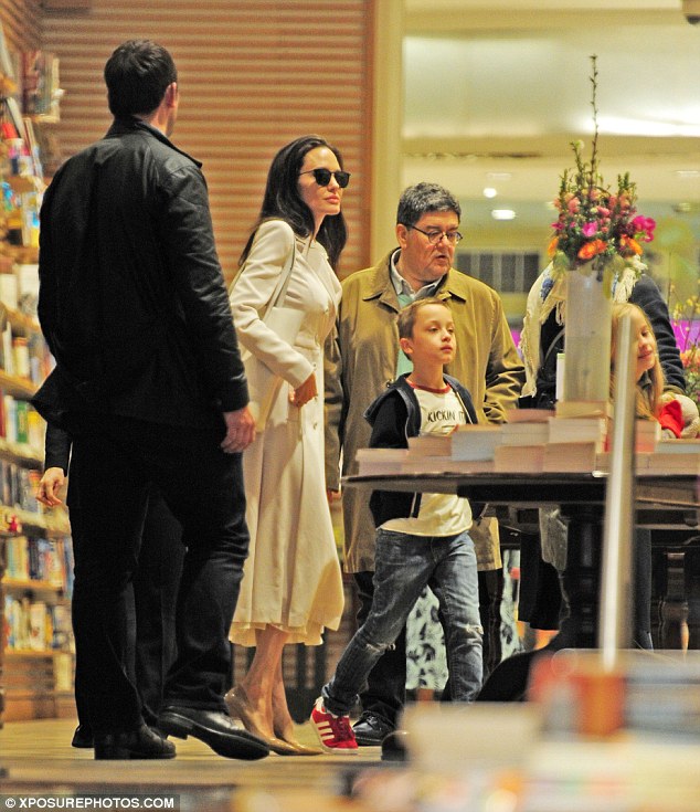 Angelina Jolie xuất hiện xinh đẹp, cùng các con dạo chơi ở London - Ảnh 7.