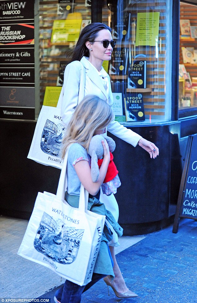 Angelina Jolie xuất hiện xinh đẹp, cùng các con dạo chơi ở London - Ảnh 8.