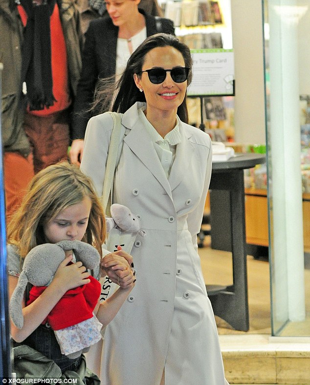 Đẳng cấp nhan sắc của Angelina Jolie: Chỉ trang điểm nhẹ nh&agrave;ng l&agrave; đ&atilde; đẹp rạng ngời - Ảnh 12.