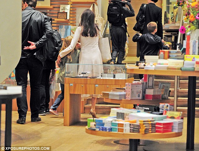 Angelina Jolie xuất hiện xinh đẹp, cùng các con dạo chơi ở London - Ảnh 3.