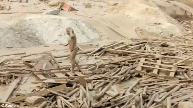 Khoảnh khắc cô gái trẻ bị bùn phủ kín, gồng mình thoát khỏi dòng lũ dữ tại Peru - Ảnh 3.
