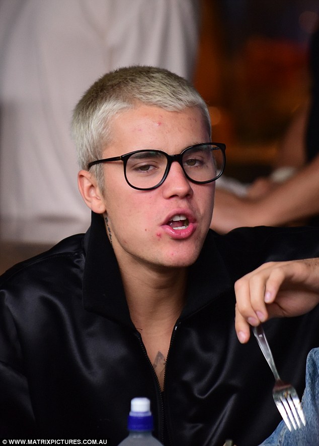 Justin Bieber cố tình để mặt nở hoa vì... bị nghiện nặn mụn? - Ảnh 1.