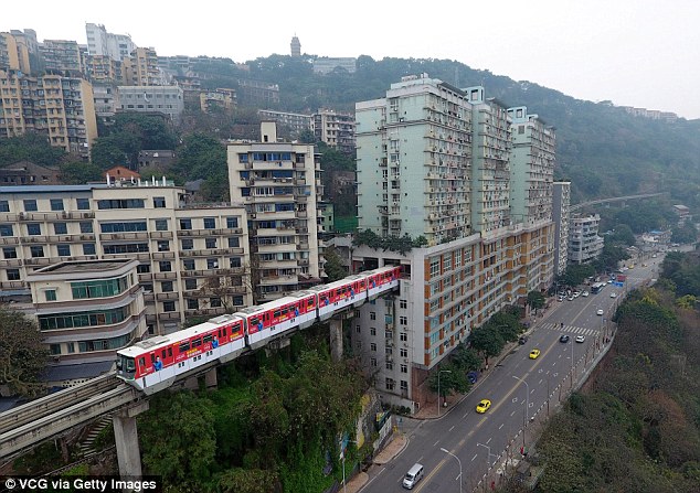 Đặt chân lên chuyến tàu đặc biệt để trải nghiệm cảm giác chạy xuyên qua tòa nhà cao tầng ở Trung Quốc - Ảnh 2.