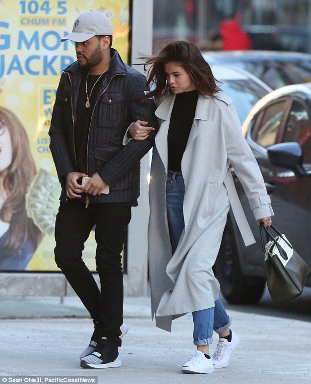 Selena Gomez xinh đẹp lộng lẫy đi hẹn hò đêm khuya với The Weeknd - Ảnh 8.