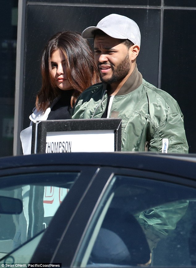 Selena Gomez xinh đẹp lộng lẫy đi hẹn hò đêm khuya với The Weeknd - Ảnh 10.