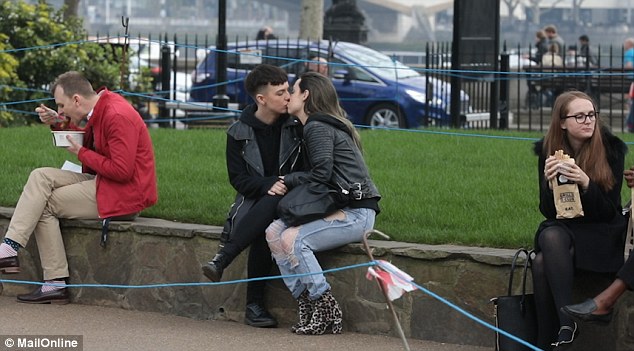 Cặp đôi đồng tính nữ hôn nhau nơi công cộng, người đi đường phản ứng ra sao? - Ảnh 2.