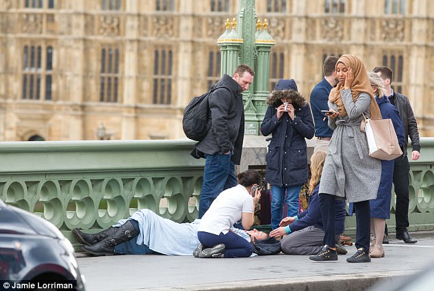 Người phụ nữ Hồi giáo trong bức ảnh đi cạnh nạn nhân khủng bố Anh lên tiếng - Ảnh 1.
