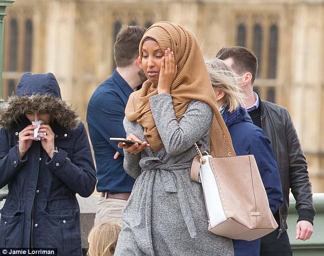 Người phụ nữ Hồi giáo trong bức ảnh đi cạnh nạn nhân khủng bố Anh lên tiếng - Ảnh 2.