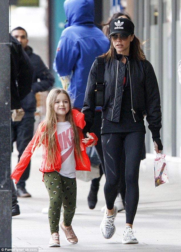 Harper Beckham xuất hiện xinh xắn, ngày càng giống hệt anh trai Brooklyn - Ảnh 2.