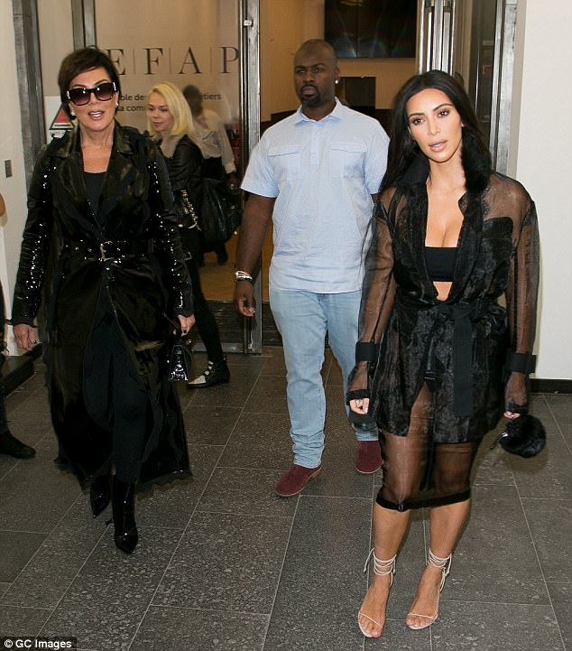 Mẹ 61 tuổi của Kim Kardashian chia tay phi công trẻ hơn 25 tuổi - Ảnh 2.