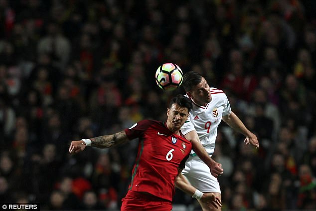 Ronaldo lập cú đúp siêu phẩm, Bồ Đào Nha thắng trận thứ tư liên tiếp - Ảnh 3.