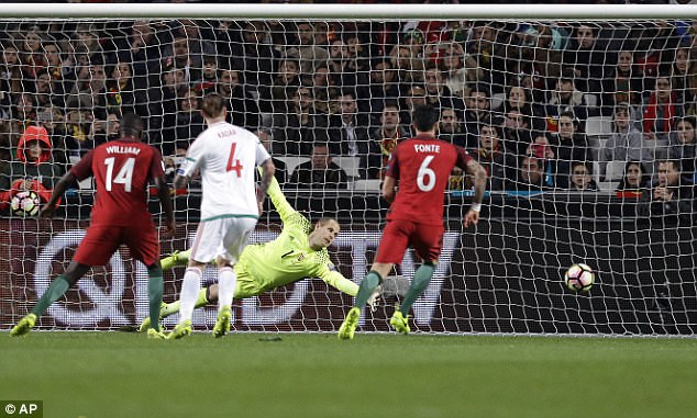 Ronaldo lập c&uacute; đ&uacute;p si&ecirc;u phẩm, Bồ Đ&agrave;o Nha thắng trận thứ tư li&ecirc;n tiếp - Ảnh 7.