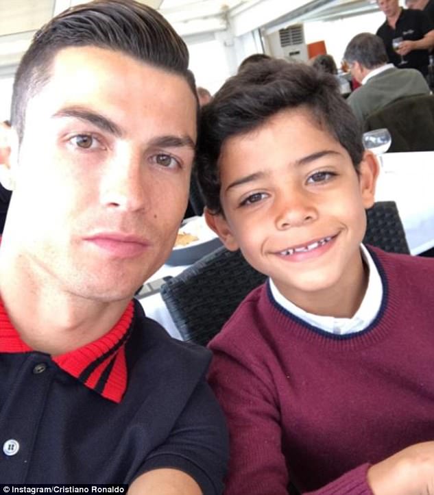 Ông bố mẫu mực Ronaldo tự sướng với con trai sau khi lập kỷ lục - Ảnh 1.