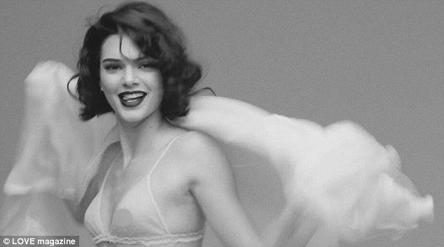 Hóa thành Marilyn Monroe quá đẹp, Kendall Jenner lộ nhũ hoa mà chẳng hề phản cảm - Ảnh 3.