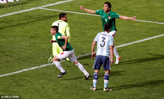 Messi bị treo giò 4 trận, Argentina thua trắng ở vòng loại World Cup 2018 - Ảnh 9.