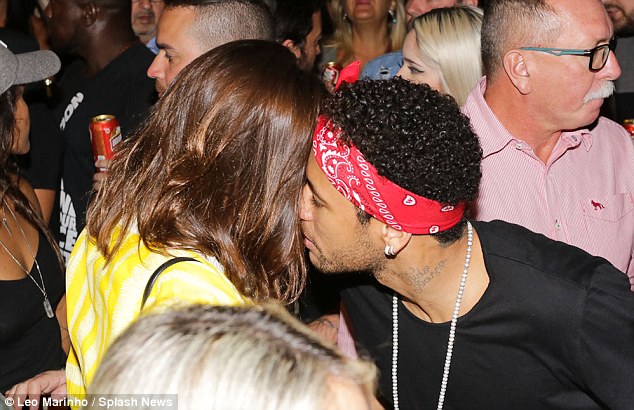 Neymar đưa bạn gái đi quẩy sau khi Brazil giành vé dự World Cup 2018 - Ảnh 2.