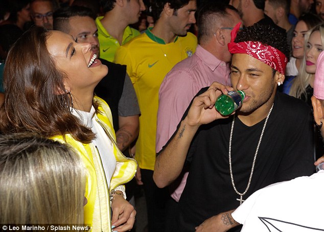 Neymar đưa bạn gái đi quẩy sau khi Brazil giành vé dự World Cup 2018 - Ảnh 3.