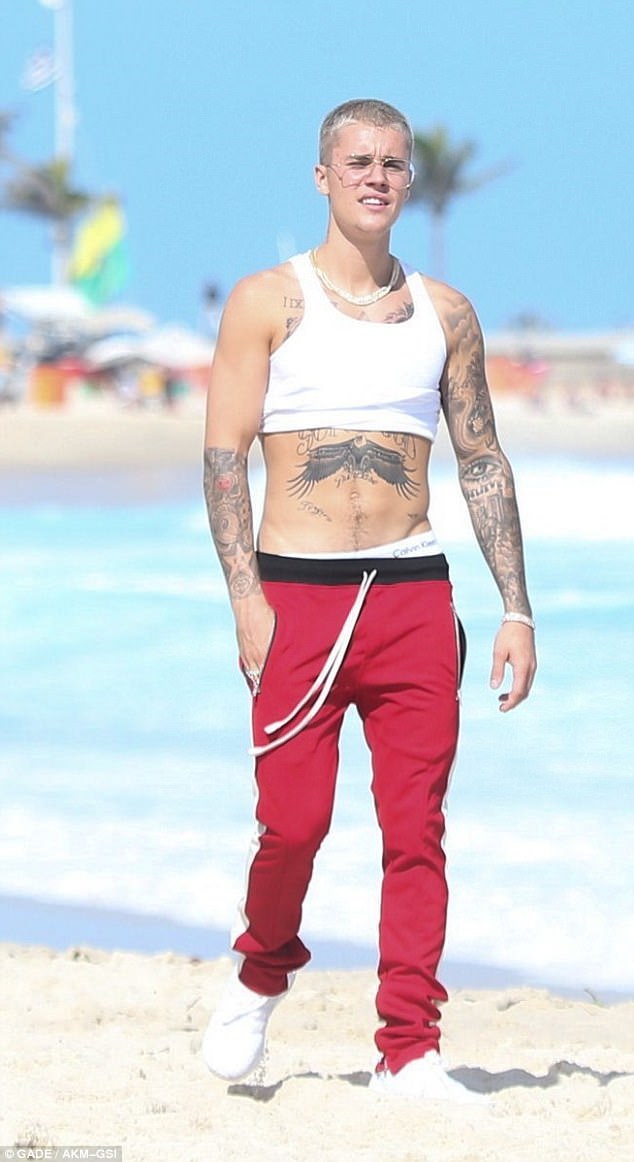 Cơ bắp chẳng mấy lực lưỡng, Justin Bieber còn lộ chiều cao khiêm tốn - Ảnh 1.