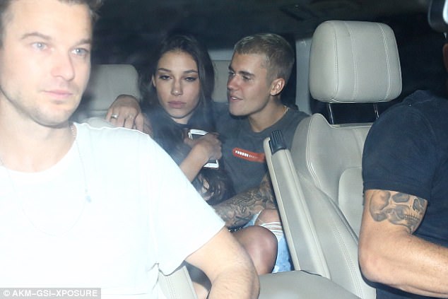Selena có The Weeknd, Justin Bieber cũng tình tứ âu yếm người đẹp mới - Ảnh 1.
