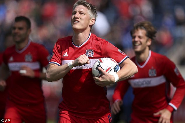 Schweinsteiger cần 17 phút để ghi bàn ở CLB mới: Tiếc không Mourinho? - Ảnh 2.