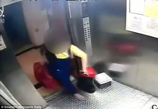 Trung Quốc: Bà mẹ 15 tuổi gây phẫn nộ khi đặt con trong hộp rồi vứt vào thùng rác - Ảnh 2.