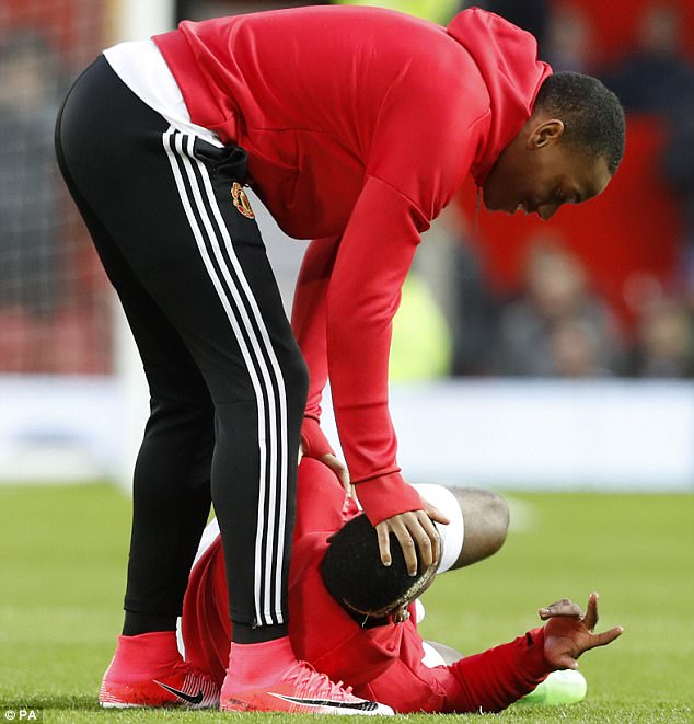 Pogba lăn lộn trên sân vì bị sút bóng trúng bộ ấm chén - Ảnh 3.