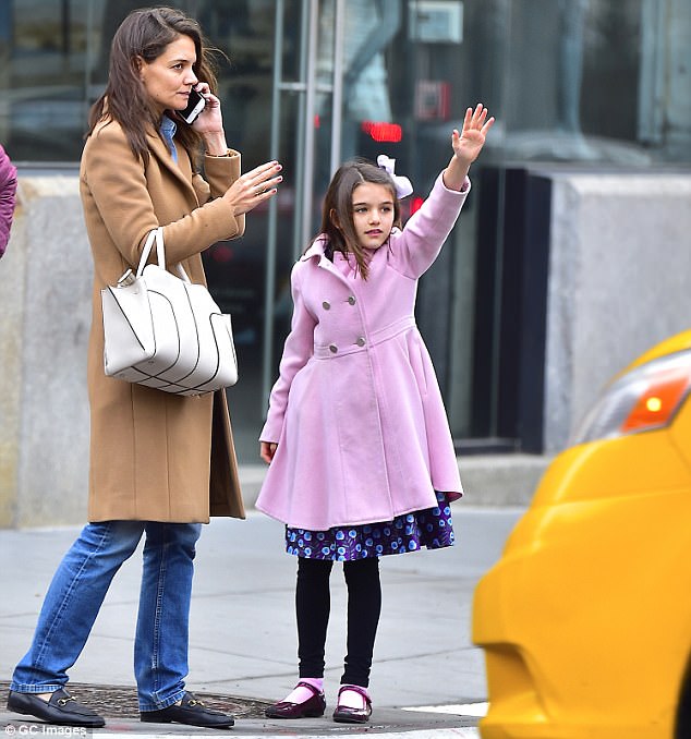 Suri Cruise ngày càng ra dáng thiếu nữ xinh đẹp và giống bố Tom - Ảnh 1.