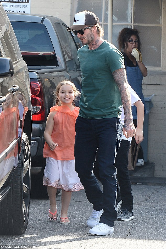 Harper Beckham cười như được mùa khi đi làm đẹp cùng bố và anh trai - Ảnh 5.