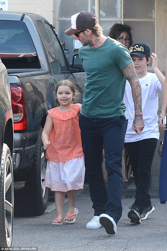 Harper Beckham cười như được mùa khi đi làm đẹp cùng bố và anh trai - Ảnh 4.