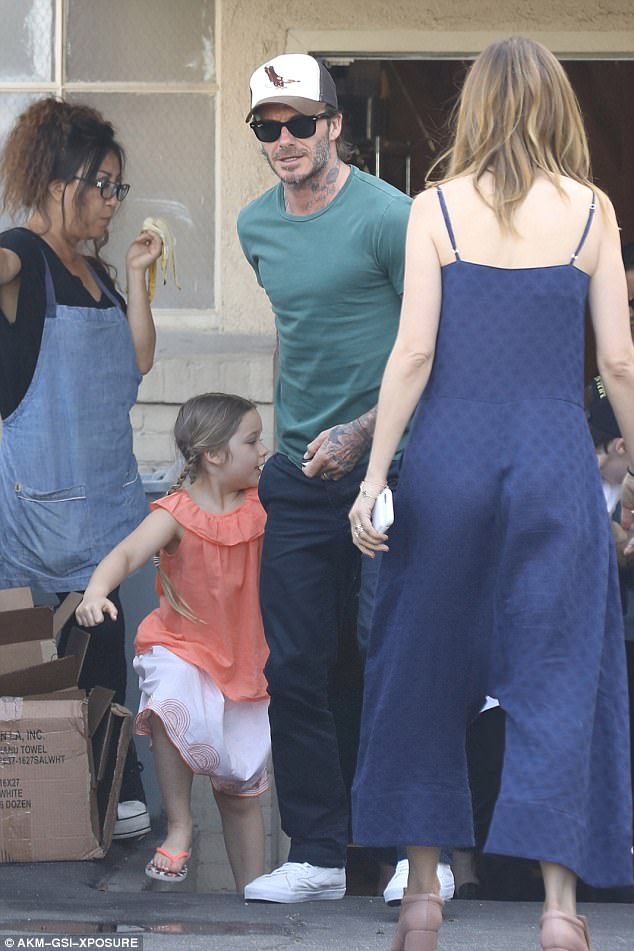 Harper Beckham cười như được mùa khi đi làm đẹp cùng bố và anh trai - Ảnh 1.