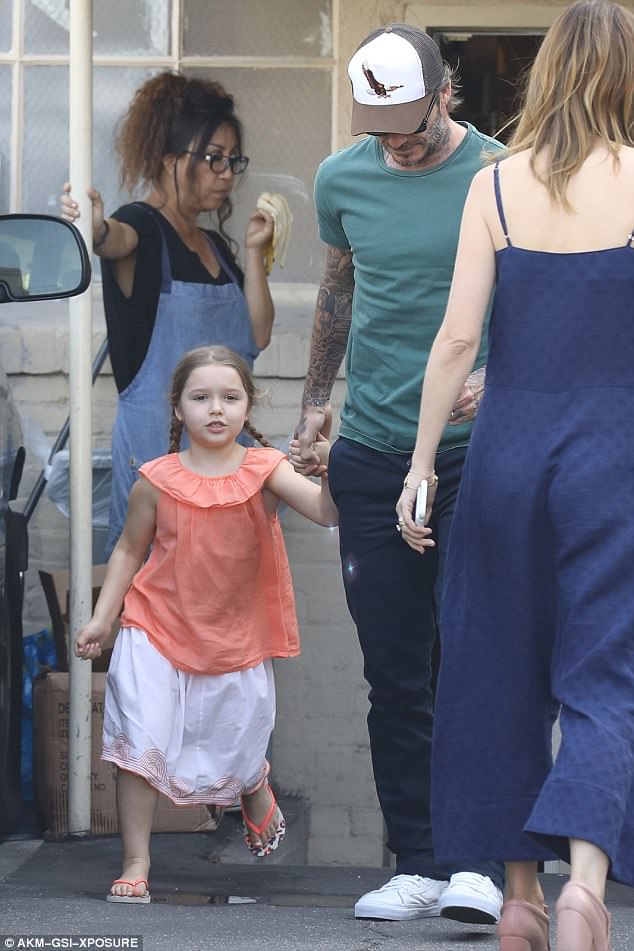 Harper Beckham cười như được mùa khi đi làm đẹp cùng bố và anh trai - Ảnh 2.