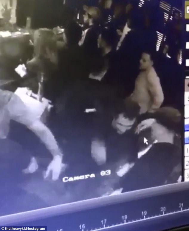 Sao Everton bị đấm liên tiếp vào mặt trong quán bar - Ảnh 2.
