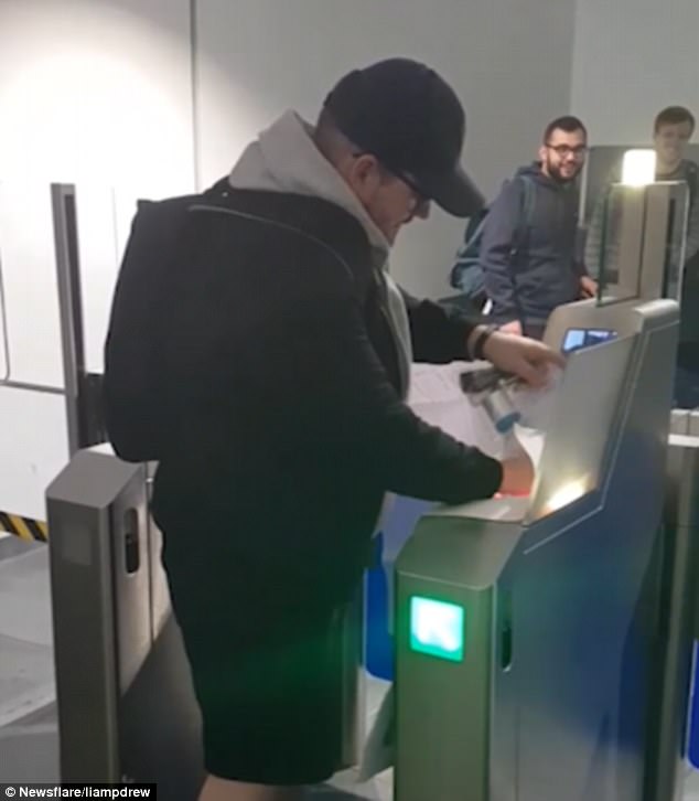 Anh chàng cù nhây đi check-in sân bay với tấm vé khổng lồ to gần 1m - Ảnh 3.