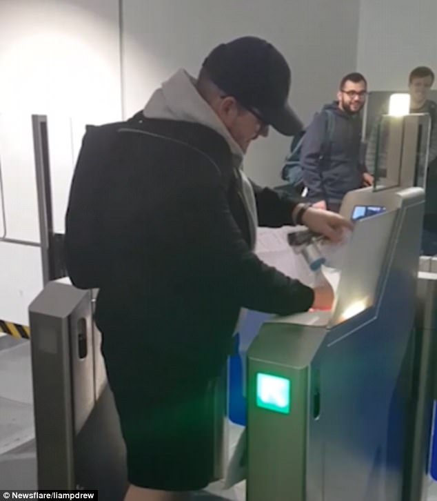 Anh ch&agrave;ng c&ugrave; nh&acirc;y đi check-in s&acirc;n bay với tấm v&eacute; khổng lồ to gần 1m - Ảnh 3.