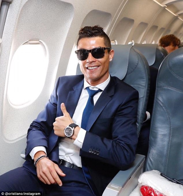 Ronaldo cười tự tin, bay sang Đức chuẩn bị đấu Bayern - Ảnh 1.
