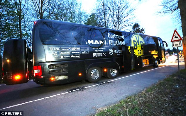 Khủng bố lên tiếng nhận trách nhiệm vụ đánh bom xe bus chở các cầu thủ và ban huấn luyện Borussia Dortmund - Ảnh 4.