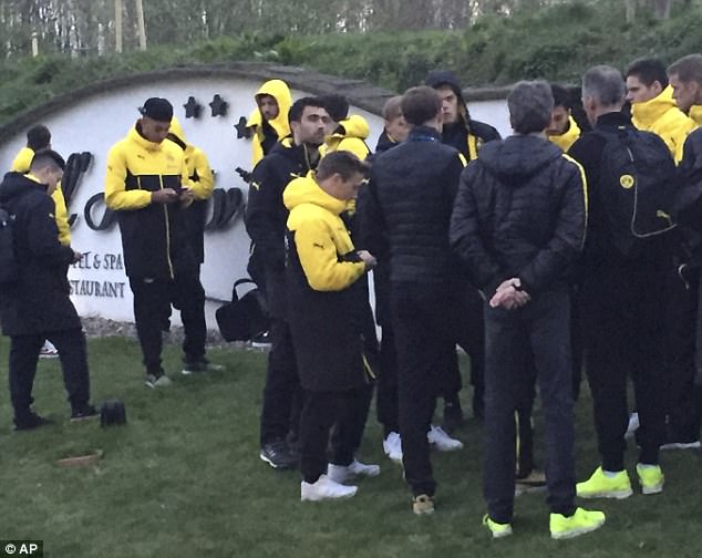 Cầu thủ Dortmund kể lại giây phút sinh tử sau vụ đánh bom - Ảnh 3.