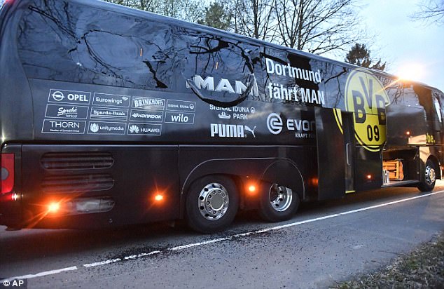 Xe bus chở Dortmund bị đánh bom, hậu vệ Bartra nhập viện - Ảnh 1.