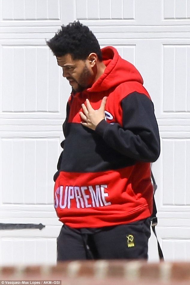 Selena Gomez dẫn The Weeknd về nhà qua đêm, còn mặc cả áo của bạn trai - Ảnh 3.
