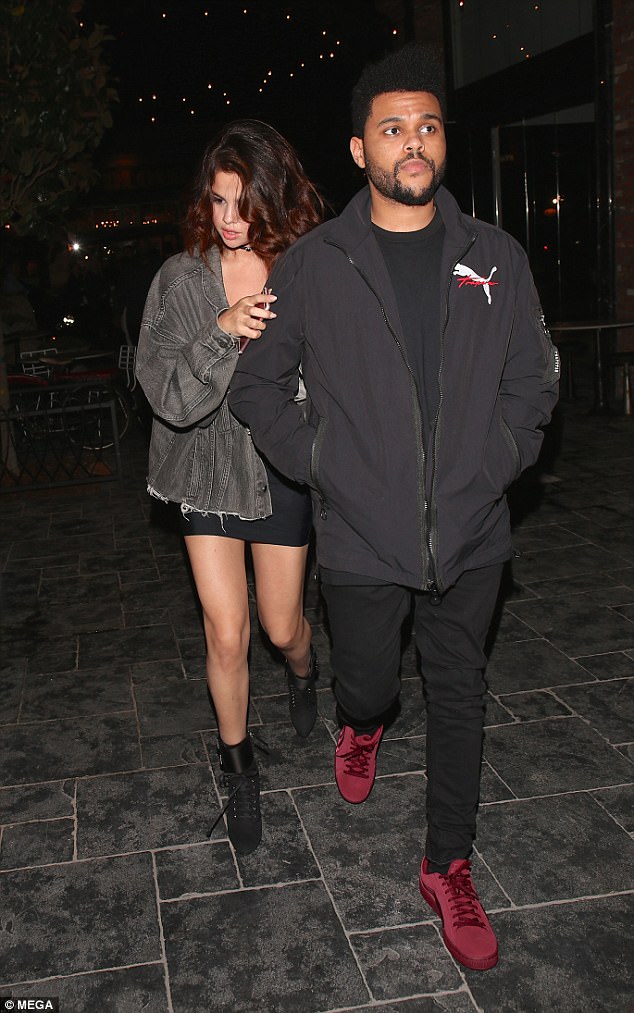 Selena Gomez dẫn The Weeknd về nhà qua đêm, còn mặc cả áo của bạn trai - Ảnh 5.