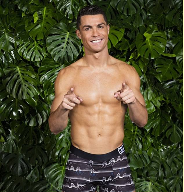 Người mẫu Italy lật tẩy Ronaldo dùng miếng độn quần - Ảnh 1.