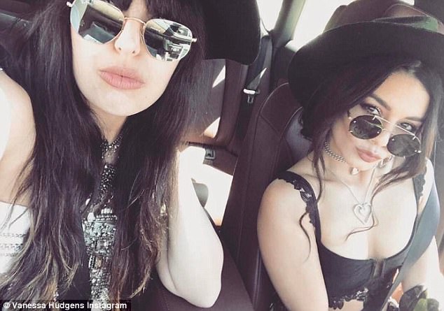 Coachella 2017: Kylie Jenner khoe t&oacute;c xanh như... b&oacute;ng tennis, Kendall hở trọn cả v&ograve;ng 3 - Ảnh 10.